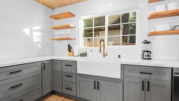 Coffee/tea maker, full-sized fridge, microwave, oven