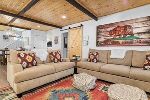 Téléviseur, foyer, livres, bureau