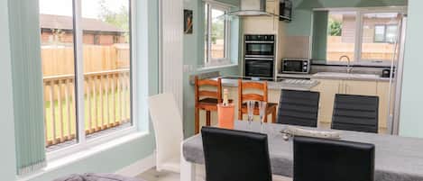 Cottage | Private kitchen | Fridge, dishwasher, electric kettle, toaster