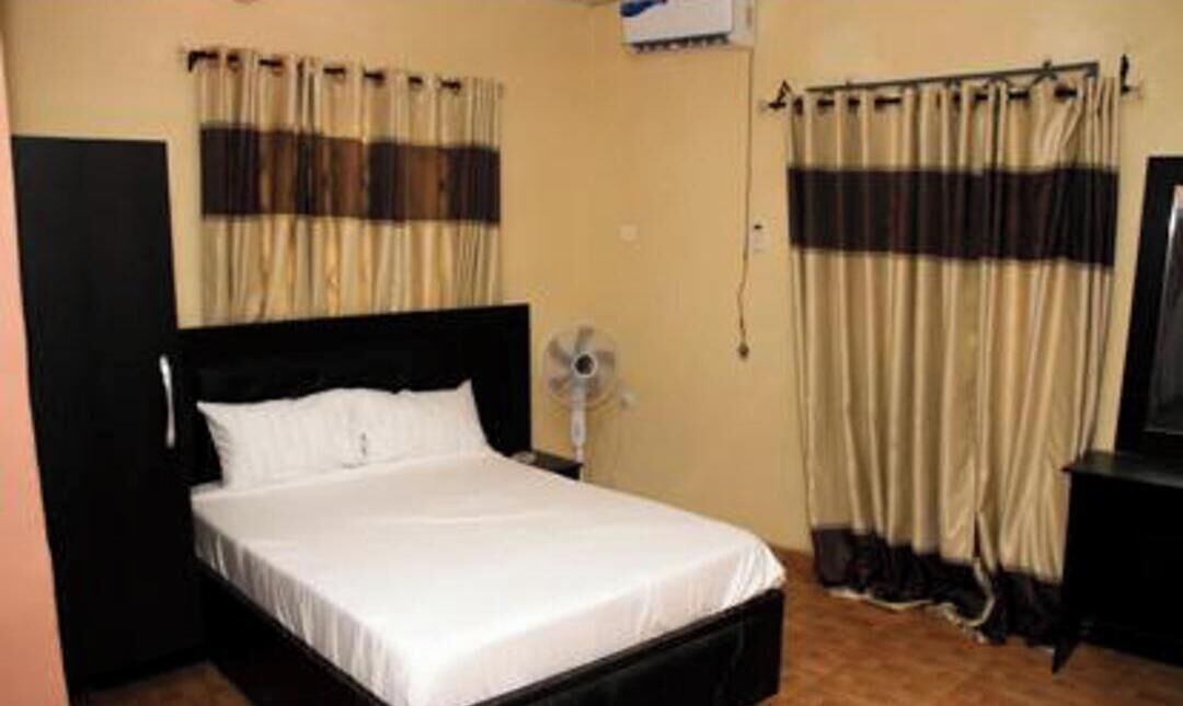 6 bedrooms, iron/ironing board, free WiFi, bed sheets