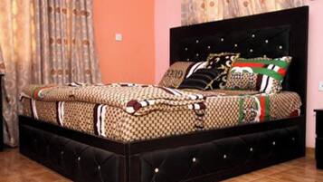 6 bedrooms, iron/ironing board, free WiFi, bed sheets