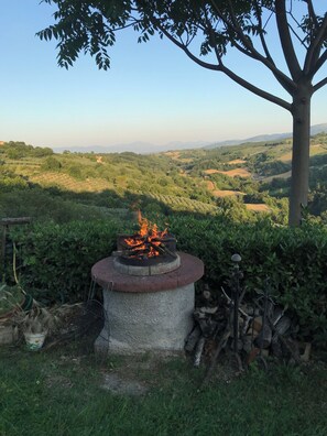 Property grounds - LOVELY COUNTRY HOUSE FOR FAMILIES AND FRIENDS WITH RESERVED POOL (Umbria)