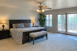 4 bedrooms, desk, iron/ironing board, travel crib - Bass Lake Heights - retreat with a million-dollar view and gateway to Yosemite.  (Oakhurst)