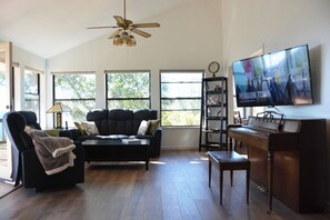 Smart TV, chimenea, oficina y monitor de computadora 