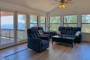 Smart TV, fireplace, offices, computer monitors - Bass Lake Heights - retreat with a million-dollar view and gateway to Yosemite.  (Oakhurst)