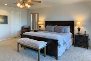 4 chambres, bureau, fer et planche à repasser, lit de bébé portatif