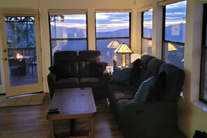 Smart TV, fireplace, offices, computer monitors - Bass Lake Heights - retreat with a million-dollar view and gateway to Yosemite.  (Oakhurst)
