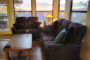 Smart TV, chimenea, oficina y monitor de computadora 