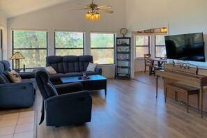 Smart TV, fireplace, offices, computer monitors - Bass Lake Heights - retreat with a million-dollar view and gateway to Yosemite.  (Oakhurst)