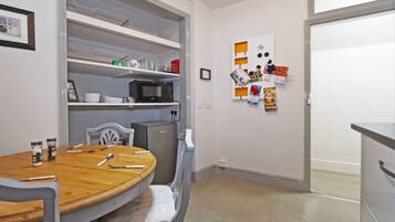 Apartment, Private Bathroom | Dapur berkongsi