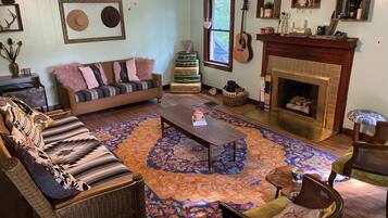 Smart TV, chimenea, libros y estéreo