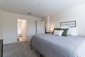 3 Schlafzimmer, Schreibtisch, Bügeleisen/Bügelbrett, Reisekinderbett