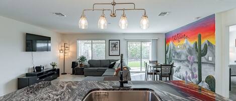 TV connectée, livres, espaces bureaux