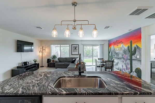 Smart TV, libros y oficina 