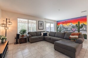 Smart TV, libros y oficina 