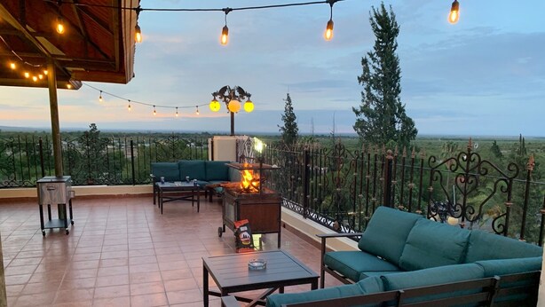 Una terrassa amb un sofà, una taula i una barbacoa.