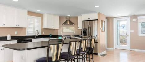 ثلاجة، ميكروويف، فرن، موقد طهي مسطح