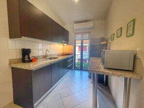 Refrigerador, microondas, parrilla de estufa y cafetera y tetera