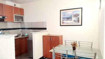 Réfrigérateur, four, plaque de cuisson, bouilloire électrique