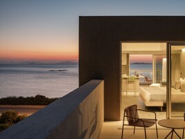 Loft Apartment, Sea View | Premium bedding, in-room safe, desk, blackout drapes