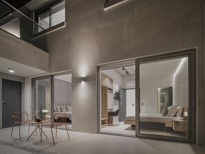 Grande Two Bedroom Maisonette | Roupas de cama premium, cofres nos quartos, escrivaninha