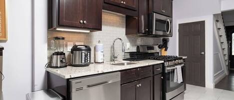 Kjøleskap, mikrobølgeovn, ovn og kokeplater