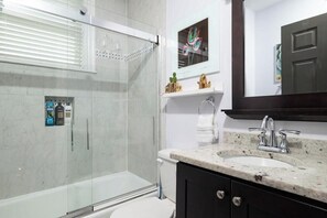 Baignoire, séchoir à cheveux, serviettes fournies, savon