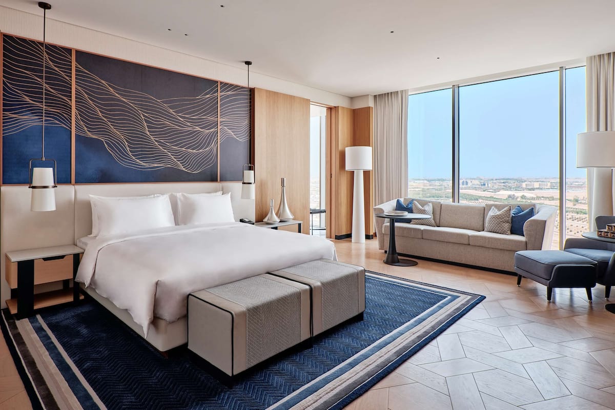 Junior Suite (Club) | 1 bedroom, minibar, in-room safe, laptop workspace