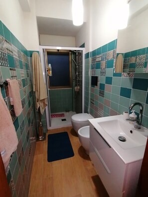 Shower, bidet - Villa Xystum <br>A summer on the Tyrrhenian Sea  (Messina)