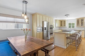 Dining - Home away from home with great proximity to everything Manhattan Beach!  (Manhattan Beach)