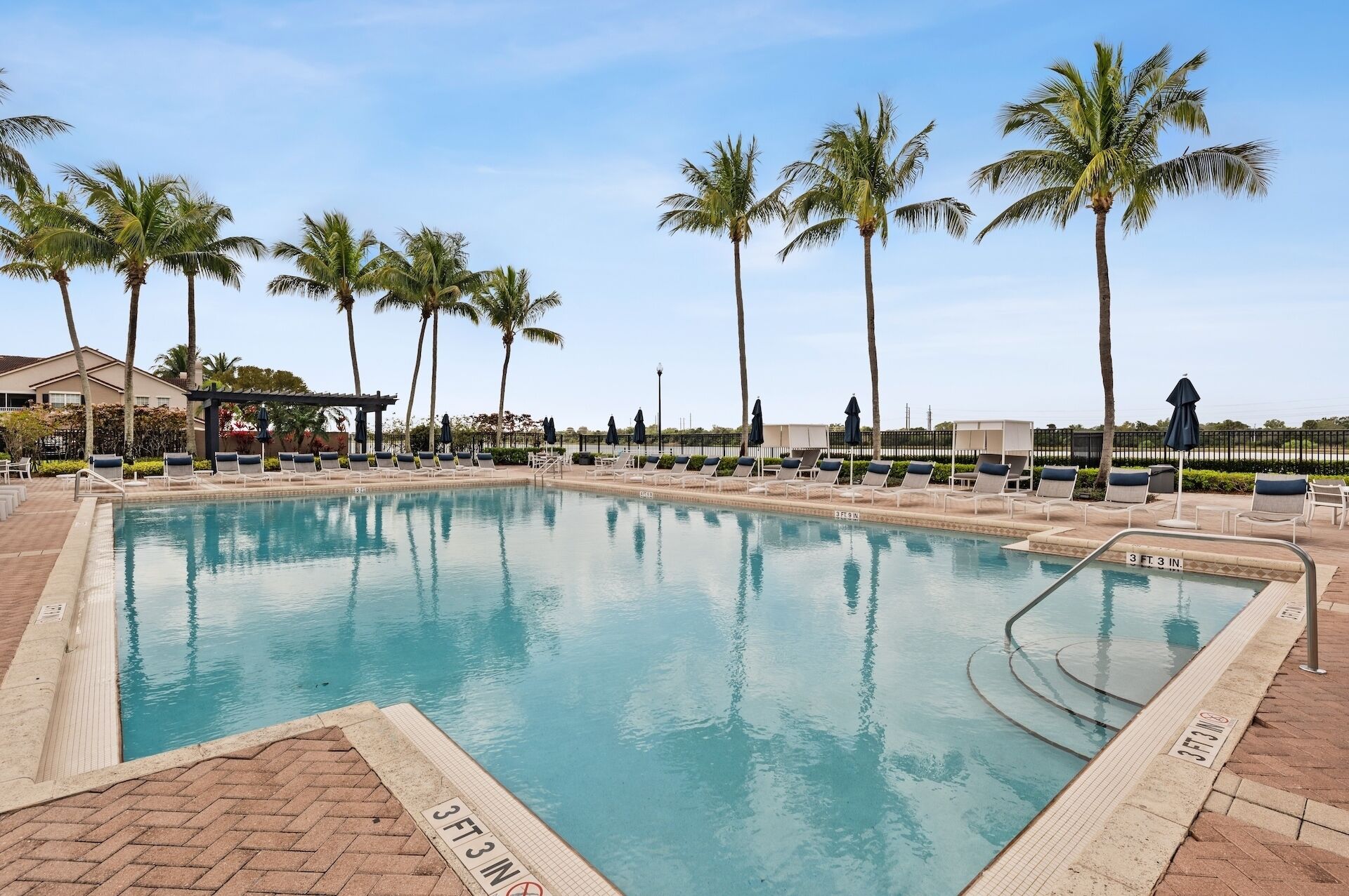 Piscine extérieure, chaises longues