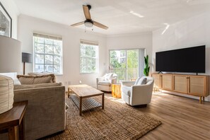 LÀgenhet Deluxe - 1 kingsize-sÀng (Self Check-in with Virtual Front Desk) | Vardagsrum | Platt-tv