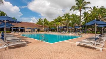 Piscine extérieure, chaises longues