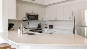 Appartement Deluxe, 1 trÚs grand lit (Self Check-in with Virtual Front Desk) | Cuisine privée | Grand réfrigérateur, micro-ondes, four, plaque de cuisson