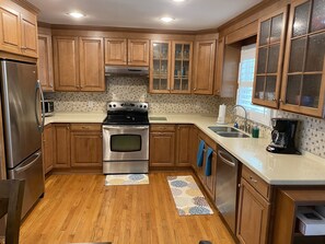 Fridge, microwave, oven, stovetop - Spacious 3 bedroom House with screen porch .6 mile from downtown Southport, NC (Southport)
