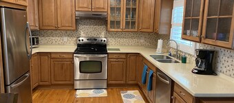 Spacious 3 bedroom House with screen porch .6 mile from downtown Southport, NC