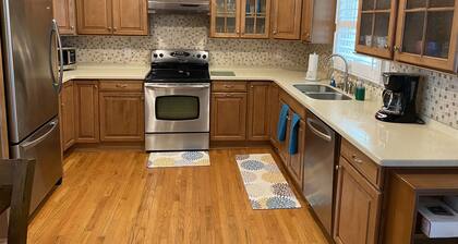 Spacious 3 bedroom House with screen porch .6 mile from downtown Southport, NC