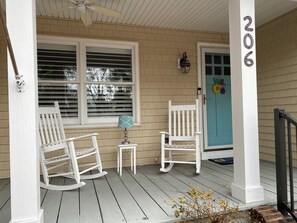Terrace/patio - Spacious 3 bedroom House with screen porch .6 mile from downtown Southport, NC (Southport)