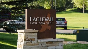 A sign for EagleVail Pavilion & Pool with a bird silhouette. - Pet-friendly 5 bed/4 bath home, just minutes to Beaver Creek, Avon, and Vail (Avon)