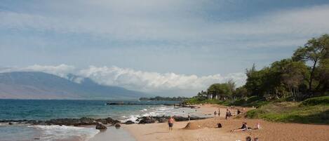Beach nearby, sun loungers, beach towels