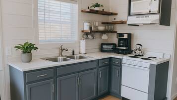 Kjøleskap, mikrobølgeovn, ovn og kokeplater