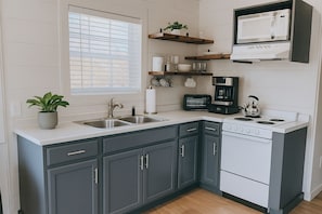 Réfrigérateur, four à micro-ondes, un four, surface de cuisson