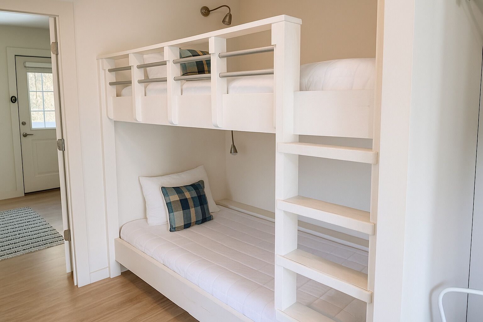 Un lit superposé avec une zone de couchage inférieure et une étagère au-dessus.