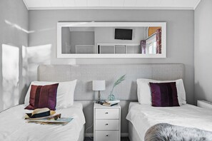 2 makuuhuonetta, työpöytä, silitysrauta/-lauta, internet