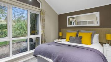 2 bedrooms, desk, iron/ironing board, travel cot