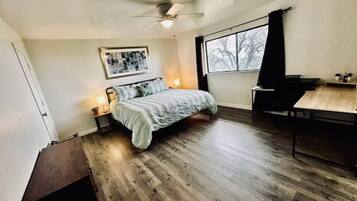 4 chambres, bureau, fer et planche à repasser, lit parapluie