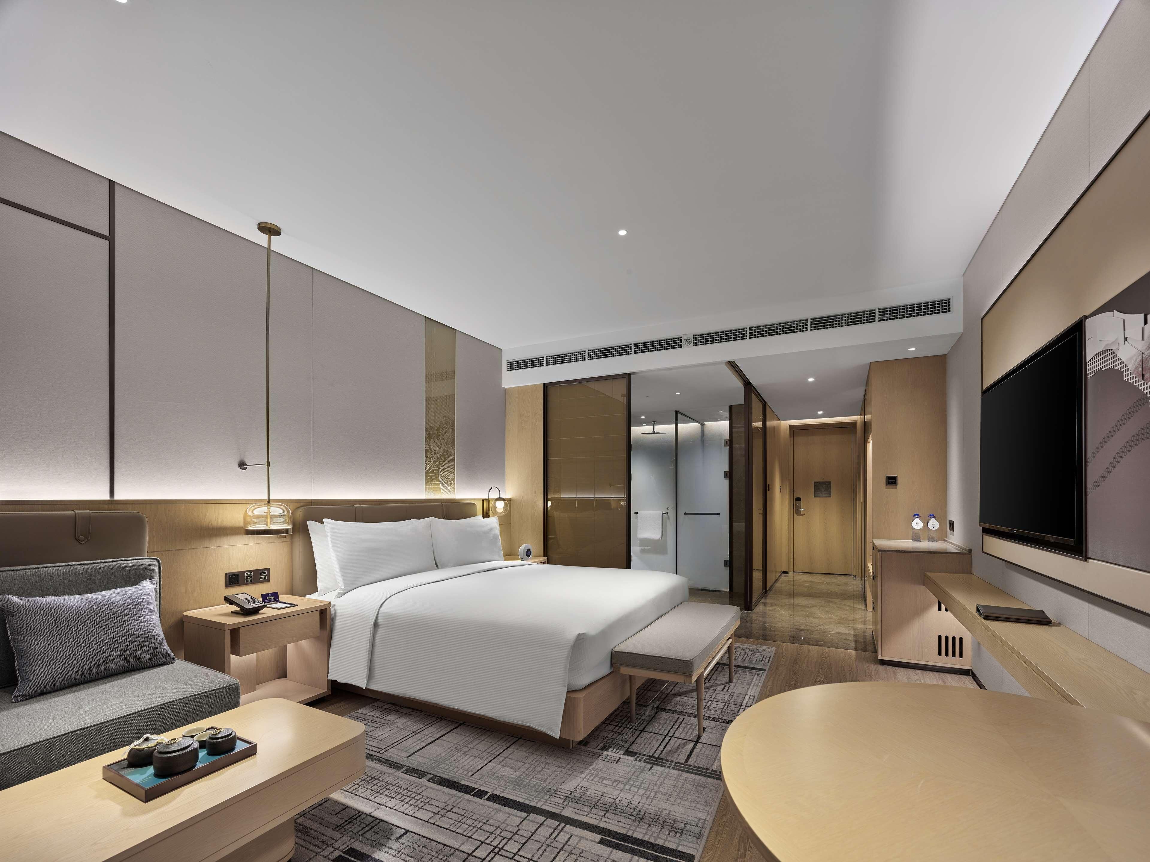 Minibar, coffres-forts dans les chambres, bureau