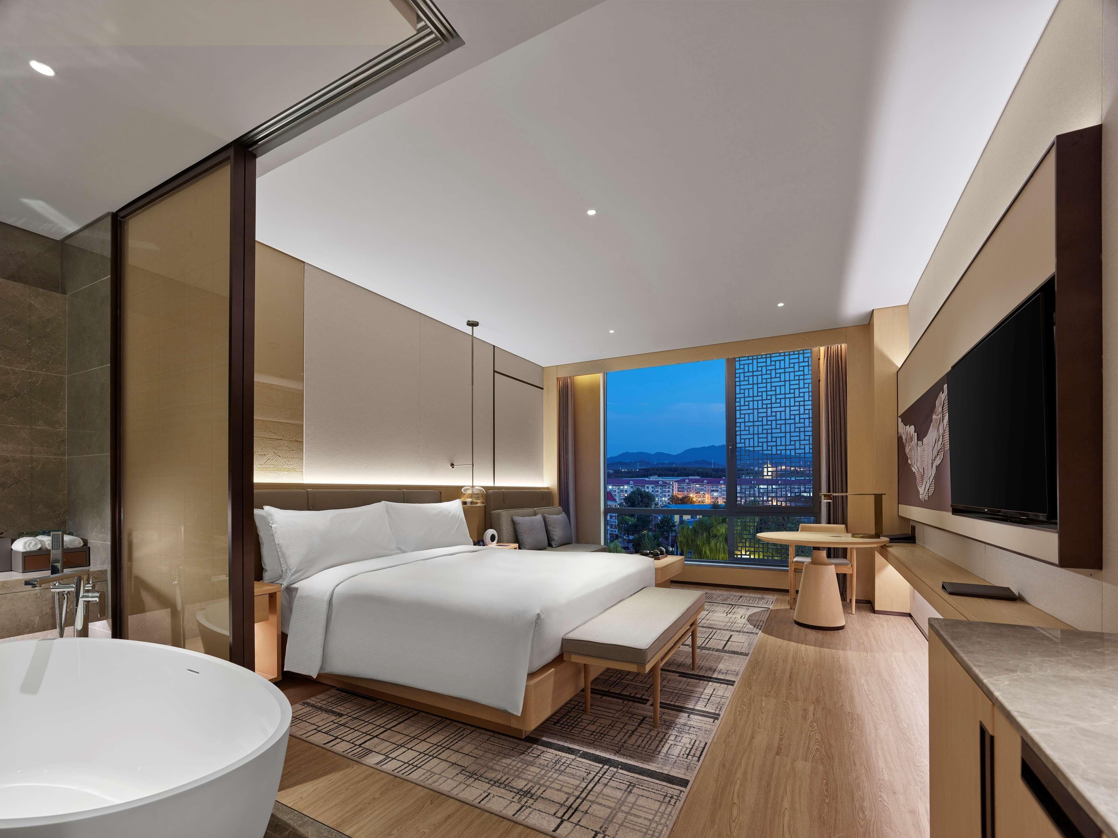Minibar, coffres-forts dans les chambres, bureau