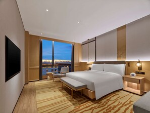 Deluxe Suite, 1 King Bed | Minibar, in-room safe, desk, laptop workspace - DoubleTree by Hilton Beijing Badaling (Yanqing)