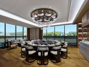 2 restaurants; breakfast, lunch, and dinner served - DoubleTree by Hilton Beijing Badaling (Yanqing)